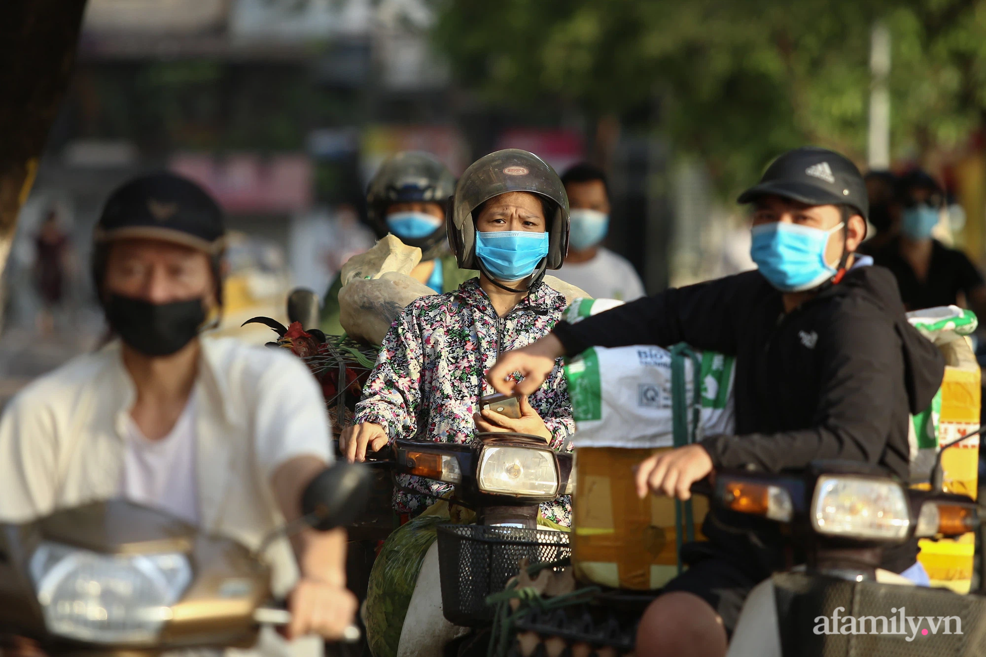 Ngày đầu tiên Hà Nội siết chặt phòng dịch, tiểu thương chợ tạm ngỡ ngàng vì đến chợ phải quay về, có người rưng rưng nước mắt vì đã nhập hàng nhưng giờ không biết đi đâu bán - Ảnh 16.