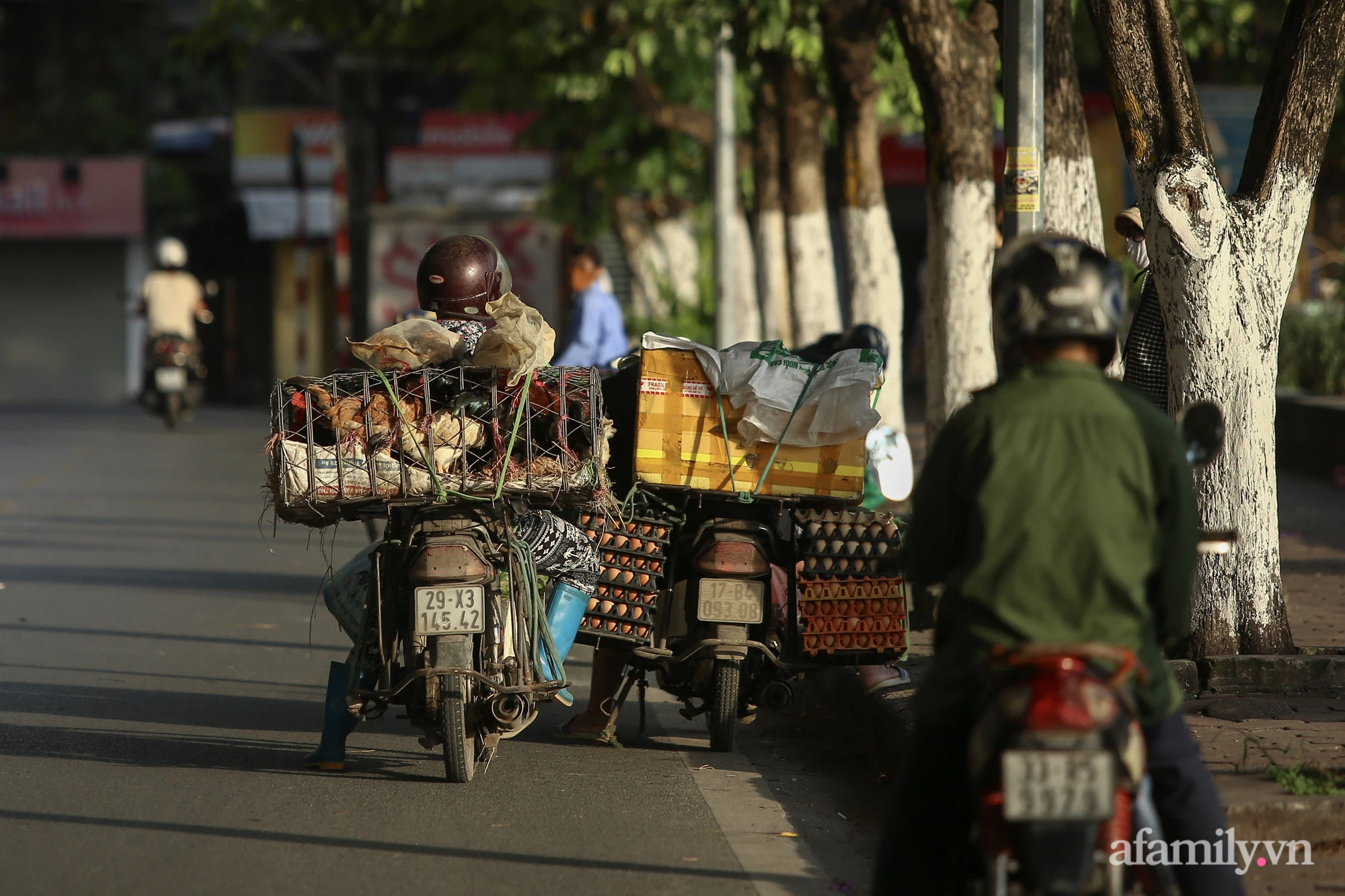 Ngày đầu tiên Hà Nội siết chặt phòng dịch, tiểu thương chợ tạm ngỡ ngàng vì đến chợ phải quay về, có người rưng rưng nước mắt vì đã nhập hàng nhưng giờ không biết đi đâu bán - Ảnh 17.