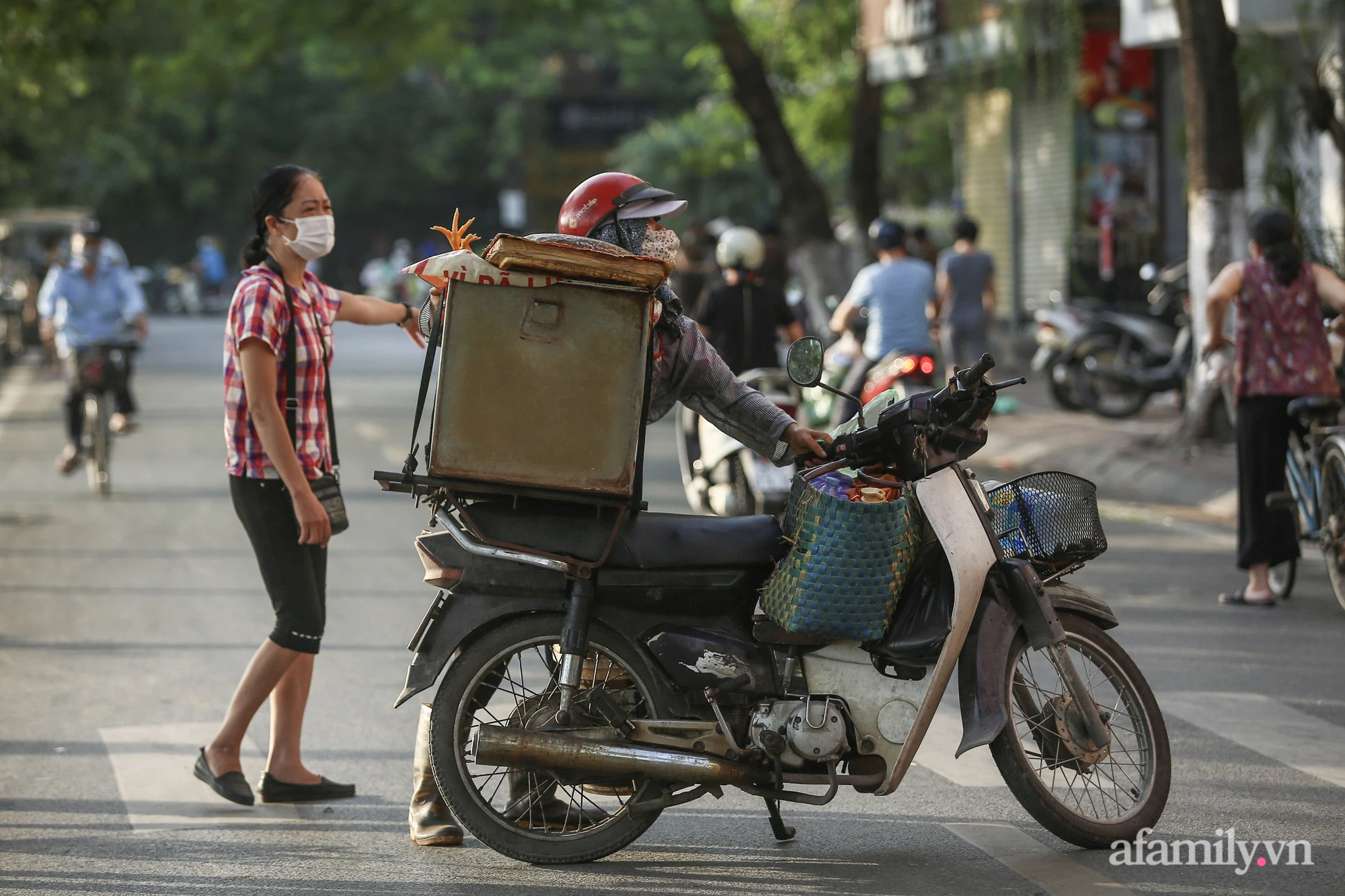 Ngày đầu tiên Hà Nội siết chặt phòng dịch, tiểu thương chợ tạm ngỡ ngàng vì đến chợ phải quay về, có người rưng rưng nước mắt vì đã nhập hàng nhưng giờ không biết đi đâu bán - Ảnh 18.