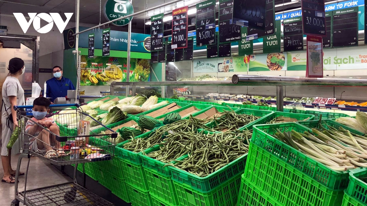 Hàng hóa đầy ắp các siêu thị trong ngày đầu Hà Nội siết chặt chống dịch - Ảnh 1.