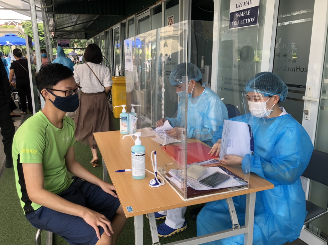 Hà Nội: Người dân đổ xô đi xét nghiệm kháng nguyên SARS-CoV-2 - Ảnh 6.