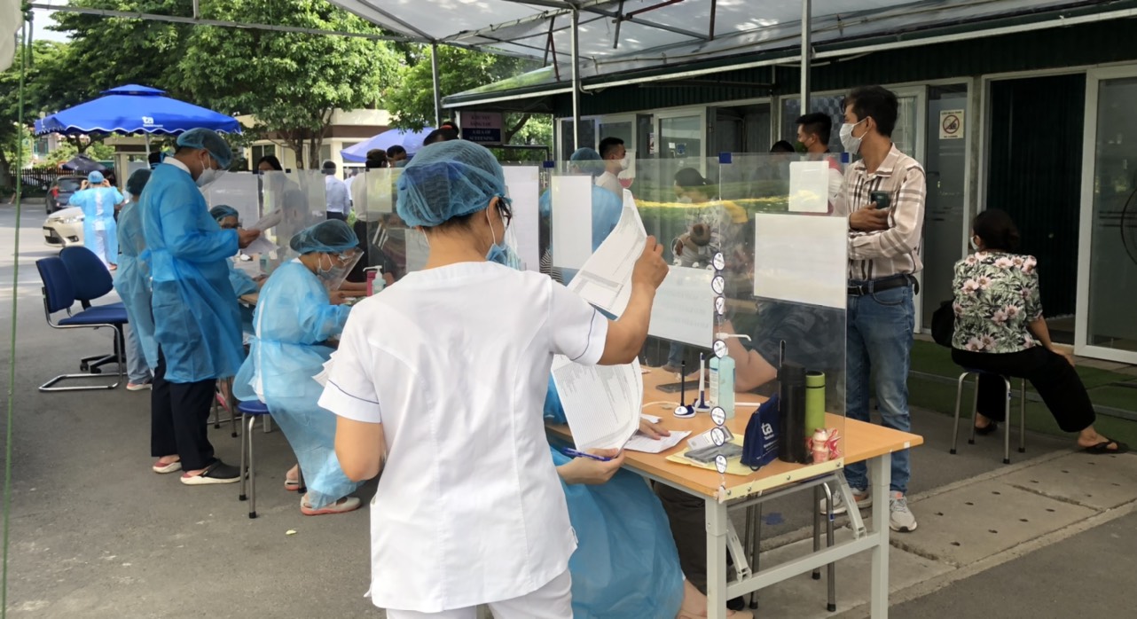 Hà Nội: Người dân đổ xô đi xét nghiệm kháng nguyên SARS-CoV-2 - Ảnh 2.