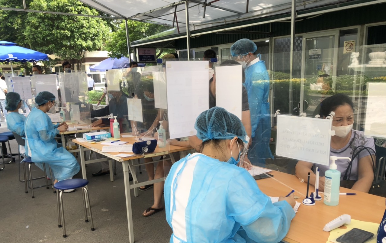 Hà Nội: Người dân đổ xô đi xét nghiệm kháng nguyên SARS-CoV-2 - Ảnh 4.
