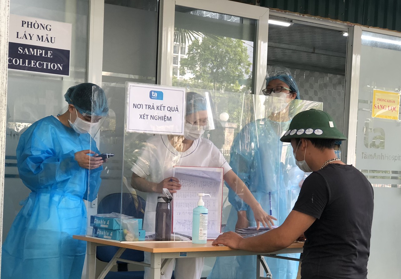 Hà Nội: Người dân đổ xô đi xét nghiệm kháng nguyên SARS-CoV-2 - Ảnh 9.
