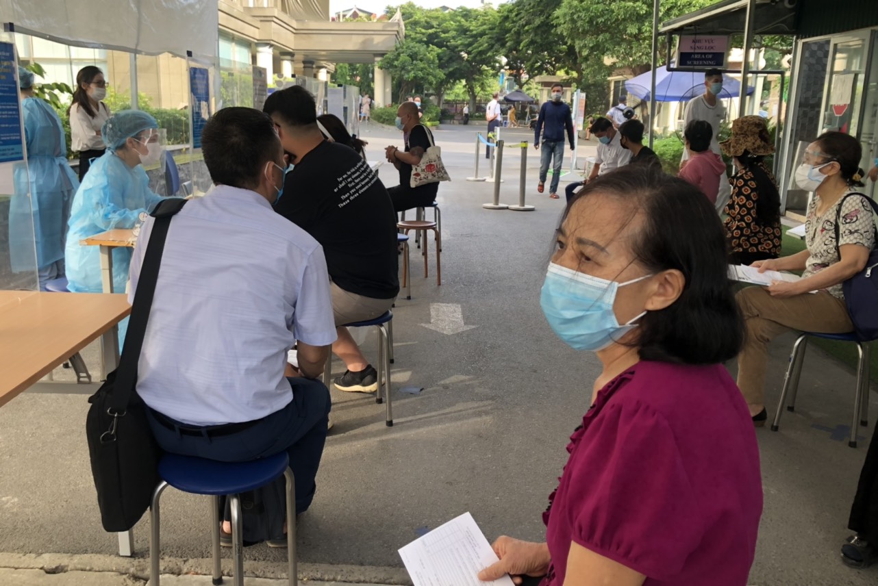 Hà Nội: Người dân đổ xô đi xét nghiệm kháng nguyên SARS-CoV-2 - Ảnh 7.