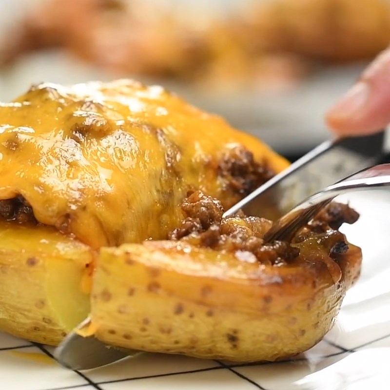 Khoai tây mà làm theo cách này thì đảm bảo lạ miệng và ngon xuất sắc: Ăn cùng cơm hay bánh mỳ đều hợp - Ảnh 9. Khoai tây mà làm theo cách này thì đảm bảo lạ miệng và ngon xuất sắc: Ăn cùng cơm hay bánh mỳ đều hợp - Ảnh 9.