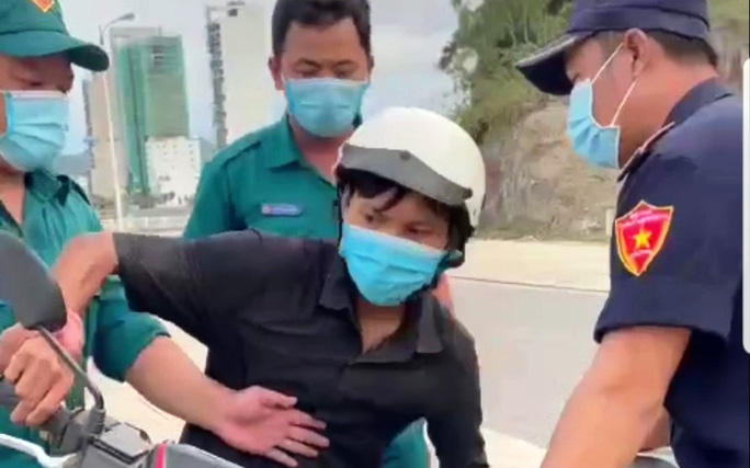 Vụ công nhân đi mua bánh mì bị cho nghỉ việc: Trước đó Phó Chủ tịch phường liên tục hỏi chỗ làm, còn nói "mai cho mày nghỉ luôn"