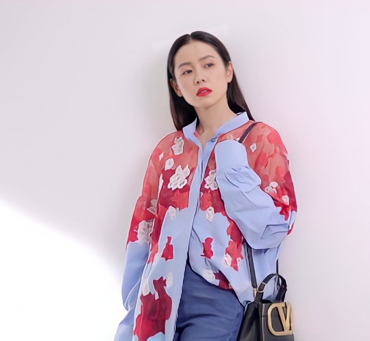 Son Ye Jin đại chiến Quan Hiểu Đồng khi diện áo na ná: Chị Đẹp lên đồ dìm dáng, mờ nhạt hơn hẳn bạn gái Luhan - Ảnh 3. Son Ye Jin đại chiến Quan Hiểu Đồng khi diện áo na ná: Chị Đẹp lên đồ dìm dáng, mờ nhạt hơn hẳn bạn gái Luhan - Ảnh 3.