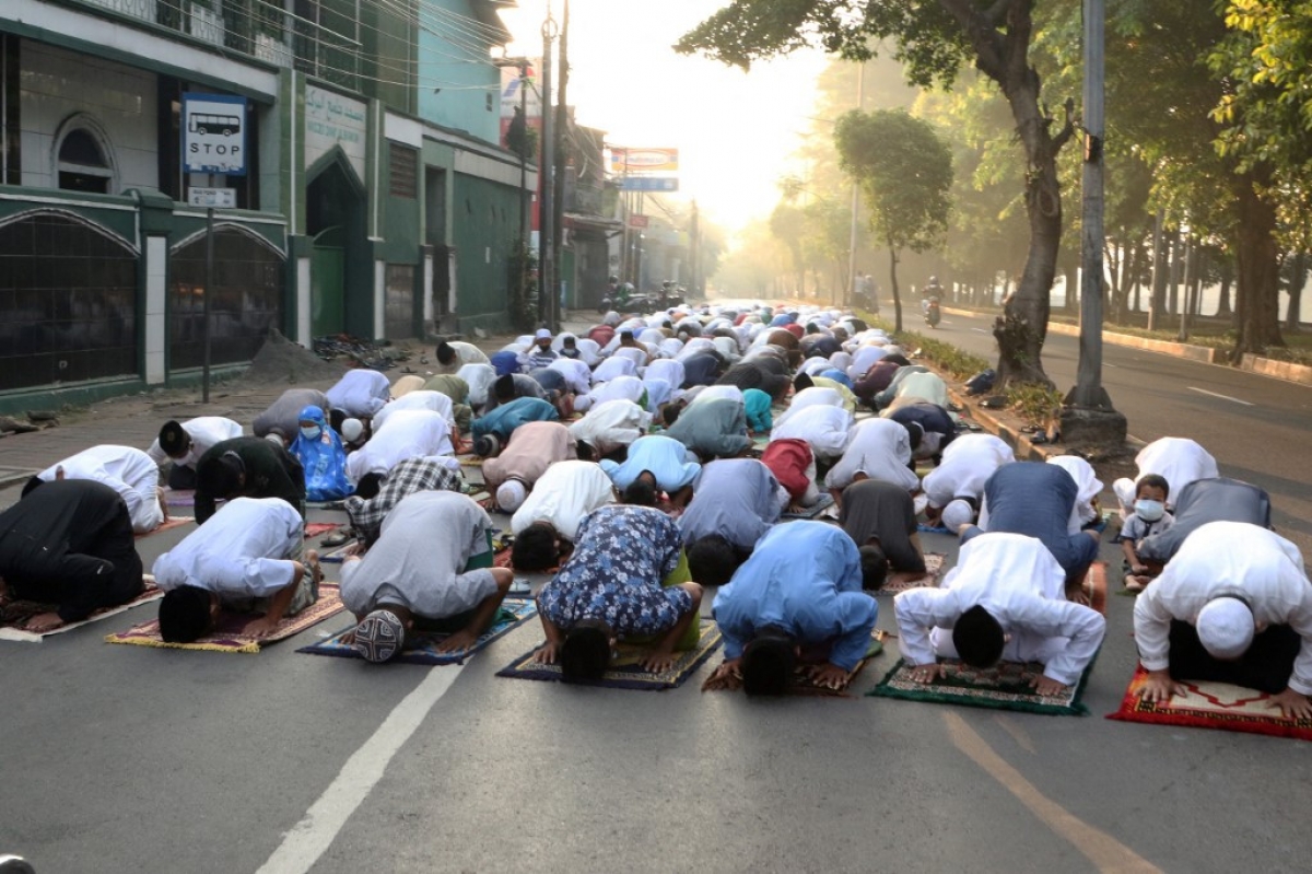 Bất chấp dịch Covid-19 nghiêm trọng, người Indonesia vẫn tụ tập mừng lễ hội - Ảnh 1.