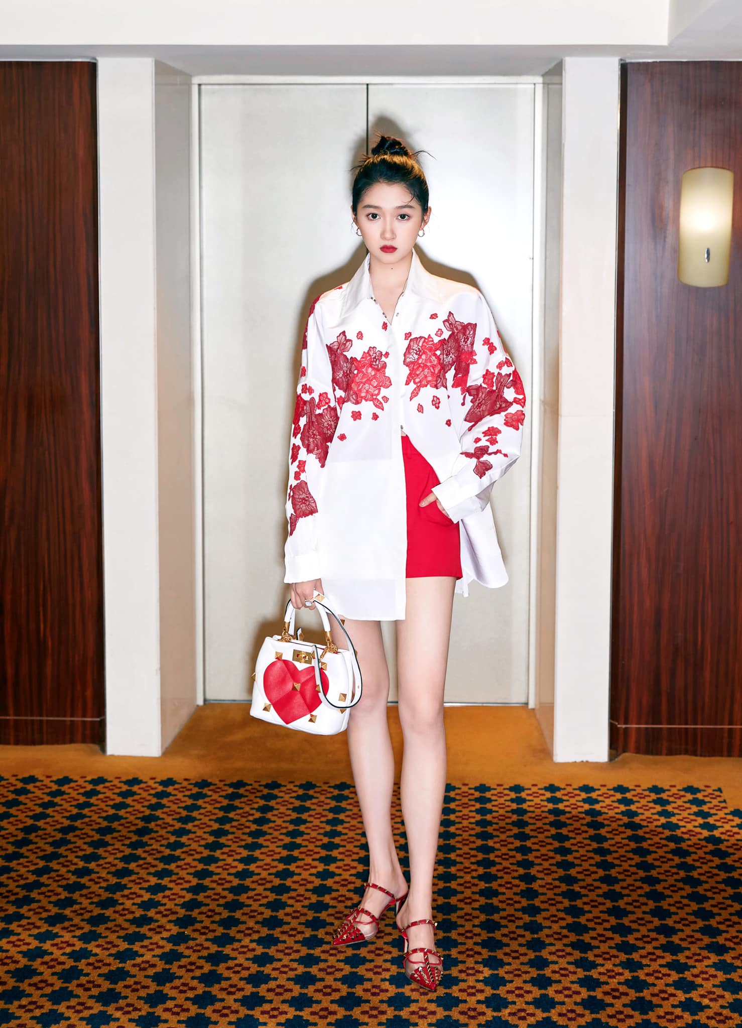 Son Ye Jin đại chiến Quan Hiểu Đồng khi diện áo na ná: Chị Đẹp lên đồ dìm dáng, mờ nhạt hơn hẳn bạn gái Luhan - Ảnh 4. Son Ye Jin đại chiến Quan Hiểu Đồng khi diện áo na ná: Chị Đẹp lên đồ dìm dáng, mờ nhạt hơn hẳn bạn gái Luhan - Ảnh 4.
