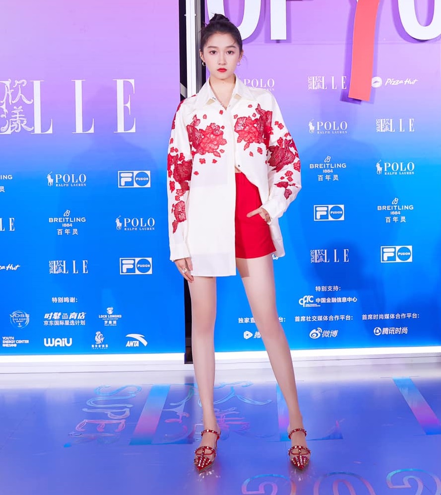 Son Ye Jin đại chiến Quan Hiểu Đồng khi diện áo na ná: Chị Đẹp lên đồ dìm dáng, mờ nhạt hơn hẳn bạn gái Luhan - Ảnh 5. Son Ye Jin đại chiến Quan Hiểu Đồng khi diện áo na ná: Chị Đẹp lên đồ dìm dáng, mờ nhạt hơn hẳn bạn gái Luhan - Ảnh 5.