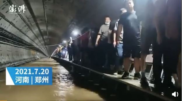 Mưa lớn kinh hoàng, hành khách trong tàu điện ngầm bất lực chờ cứu hộ vì nước ngập ngang ngực - Ảnh 6. Mưa lớn kinh hoàng, hành khách trong tàu điện ngầm bất lực chờ cứu hộ vì nước ngập ngang ngực - Ảnh 6.