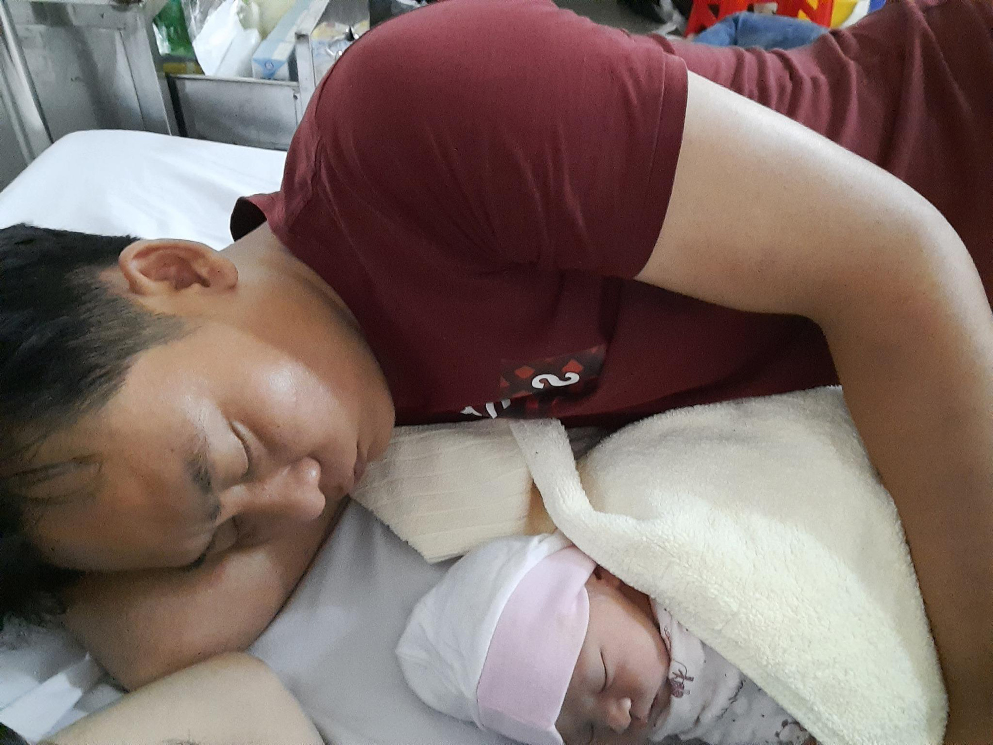 &ldquo;Cười ra nước mắt&rdquo; trước những pha &ldquo;trổ t&agrave;i&rdquo; chăm con của c&aacute;c bố - Ảnh 1.