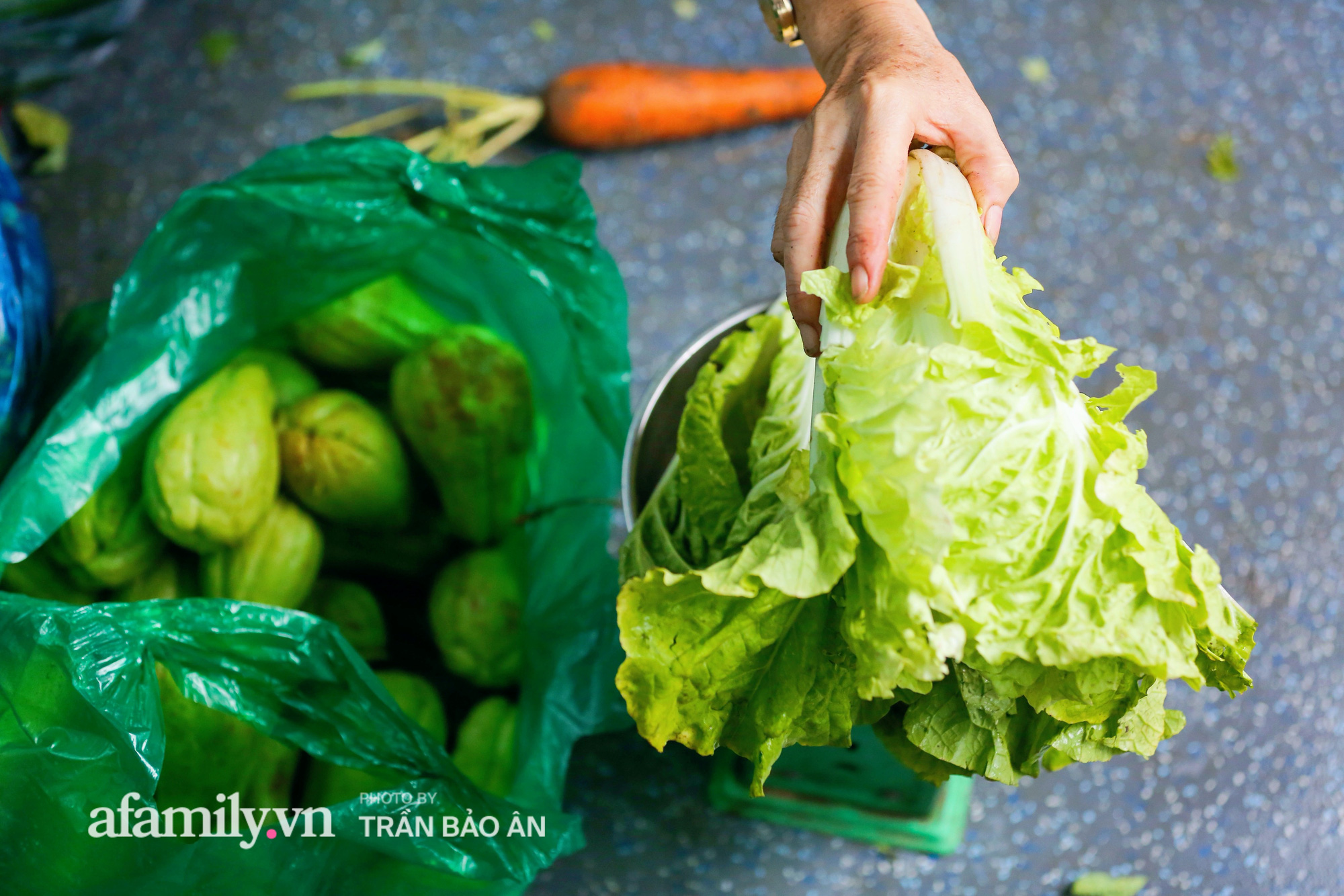 Người Sài Gòn lên xe buýt để... mua rau củ, thịt cá giá bình ổn, đảm bảo an toàn đủ các bước nhưng quan trọng chất lượng liệu ra sao? - Ảnh 11.