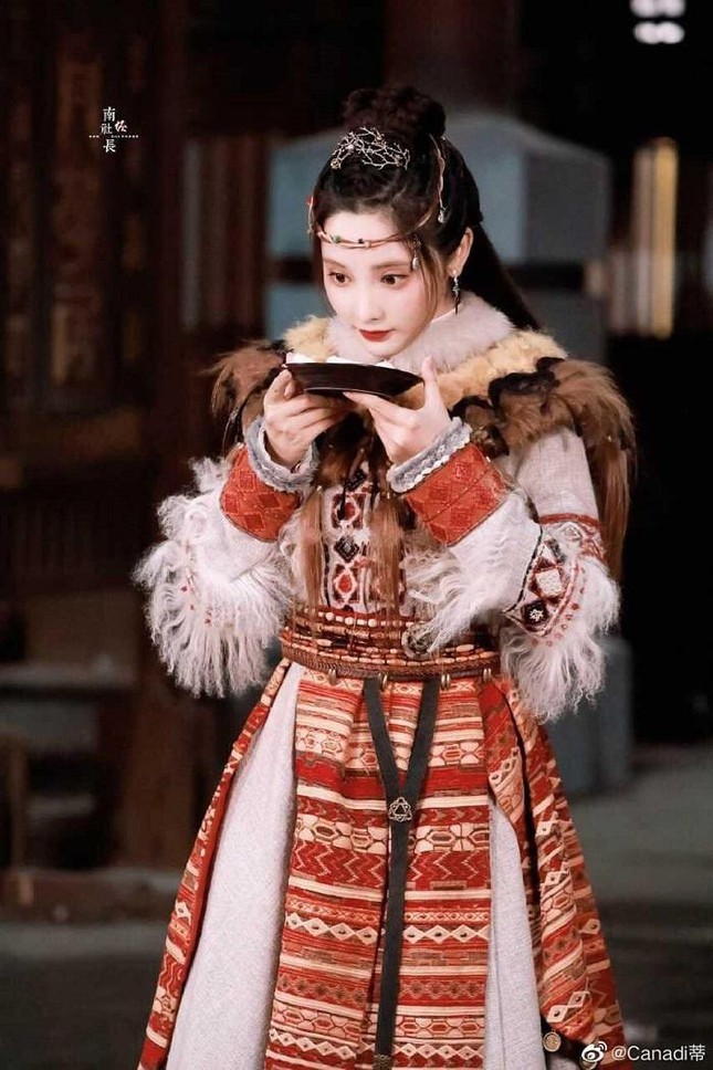 Mỹ nữ "Đông Cung" - Bành Tiểu Nhiễm cực xinh khi đóng cặp Phùng Thiệu Phong, netizen kêu gào tránh xa chồng cũ Triệu Lệ Dĩnh - Ảnh 5. Mỹ nữ "Đông Cung" - Bành Tiểu Nhiễm cực xinh khi đóng cặp Phùng Thiệu Phong, netizen kêu gào tránh xa chồng cũ Triệu Lệ Dĩnh - Ảnh 5.