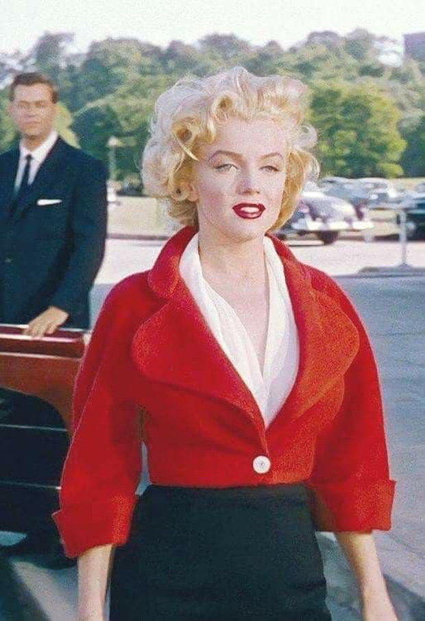 &quot;Bom sex&quot; Marilyn Monroe: Đâu chỉ có sắc vóc, gu thời trang của bà từ hàng chục thập kỉ trước đã đẹp muốn điên lên - Ảnh 4.