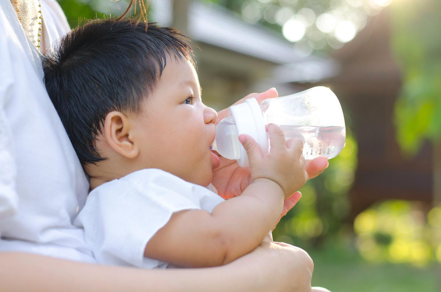 Con chậm lớn v&igrave; t&aacute;o b&oacute;n, mẹ phải l&agrave;m sao? - Ảnh 1.