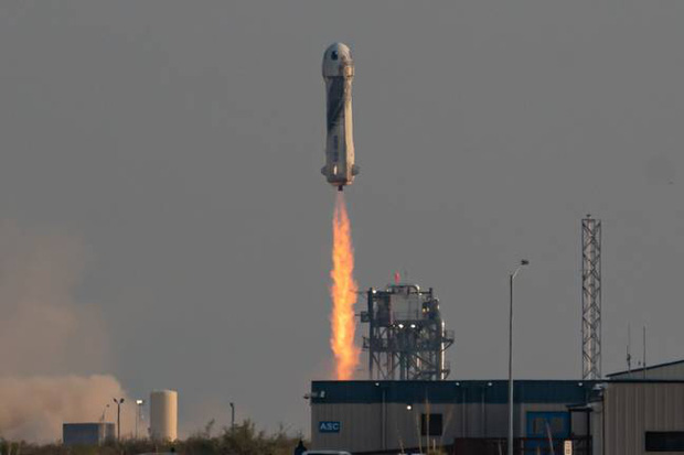 Tỷ phú Jeff Bezos bay vào vũ trụ bằng con tàu hình &quot;của quý&quot; khổng lồ, đây là lý do tại sao - Ảnh 2.
