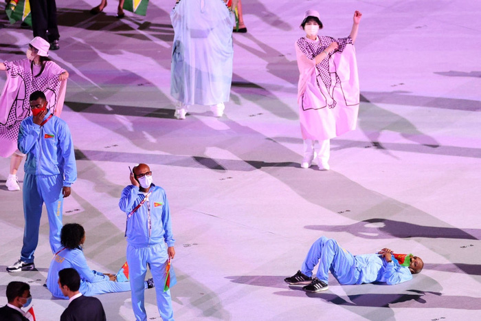 Lễ khai mạc Olympic dài như Cô dâu 8 tuổi, vận động viên chán nản nằm, bò ra sân - Ảnh 2.