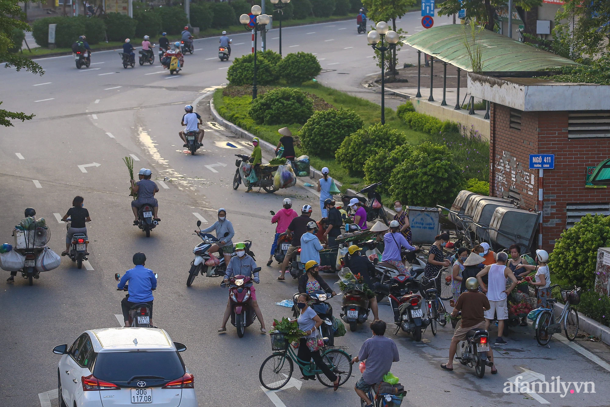 Buổi sáng đầu tiên cách ly toàn xã hội, đường phố Hà Nội vắng vẻ, người dân chỉ tập trung đông tại một số khu chợ để mua đồ ăn uống, sinh hoạt cho những ngày sắp tới - Ảnh 11.