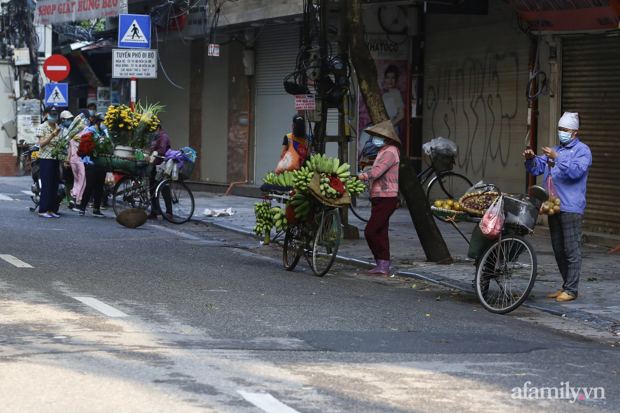 Buổi sáng đầu tiên cách ly toàn xã hội, đường phố Hà Nội vắng vẻ, người dân chỉ tập trung đông tại một số khu chợ để mua đồ ăn uống, sinh hoạt cho những ngày sắp tới - Ảnh 14.