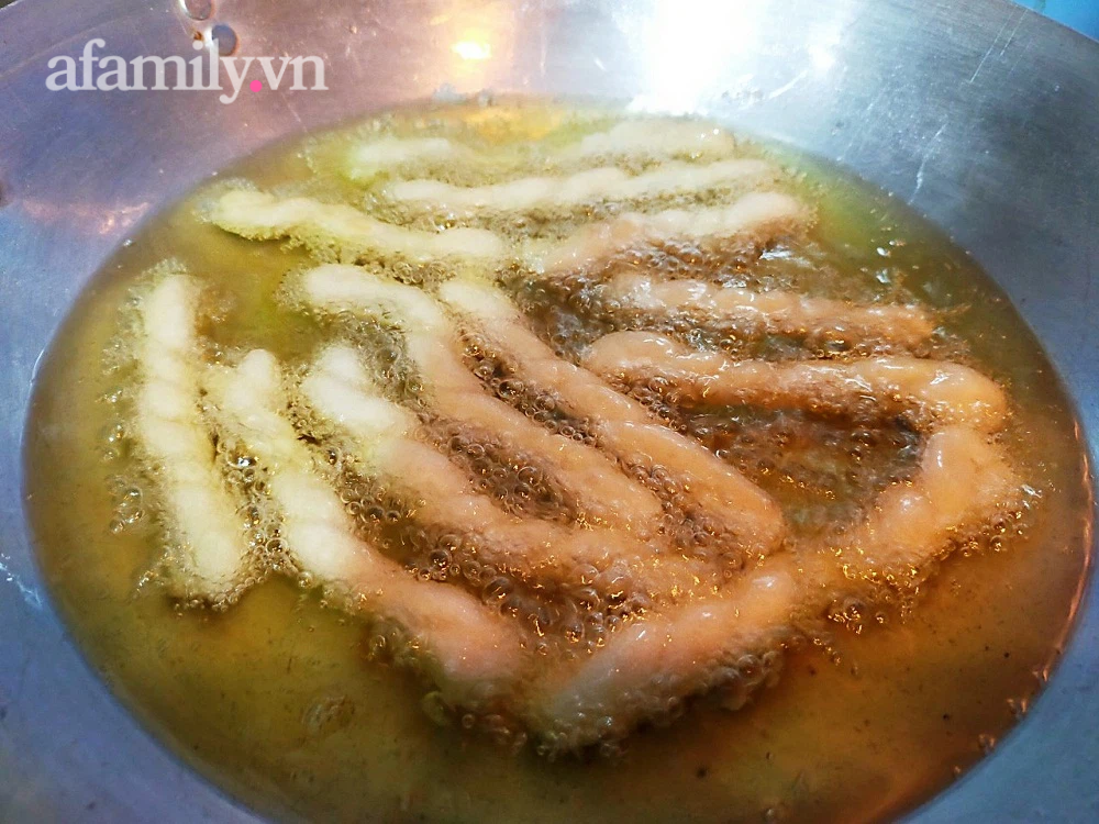 Mát trời lại còn giãn cách thì lấy bột ra "mần" quẩy đường giòn thơm - trở về tuổi thơ thôi các chị ơi! - Ảnh 6.