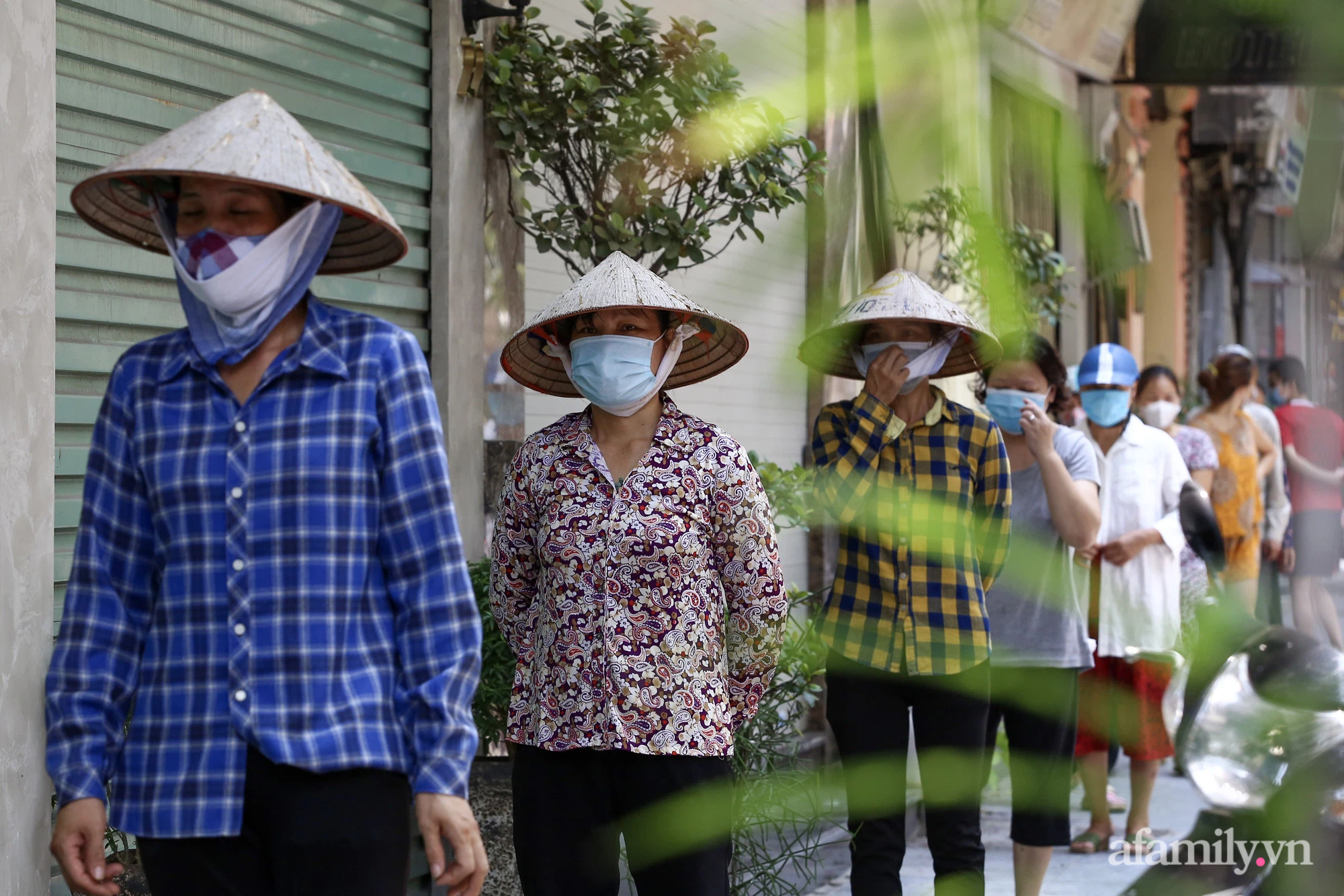 Hà Nội: Một gia đình ở phố cổ tự bỏ tiền túi mua hơn 10 tấn gạo phát miễn phí cho công nhân, lao động có hoàn cảnh khó khăn - Ảnh 11.