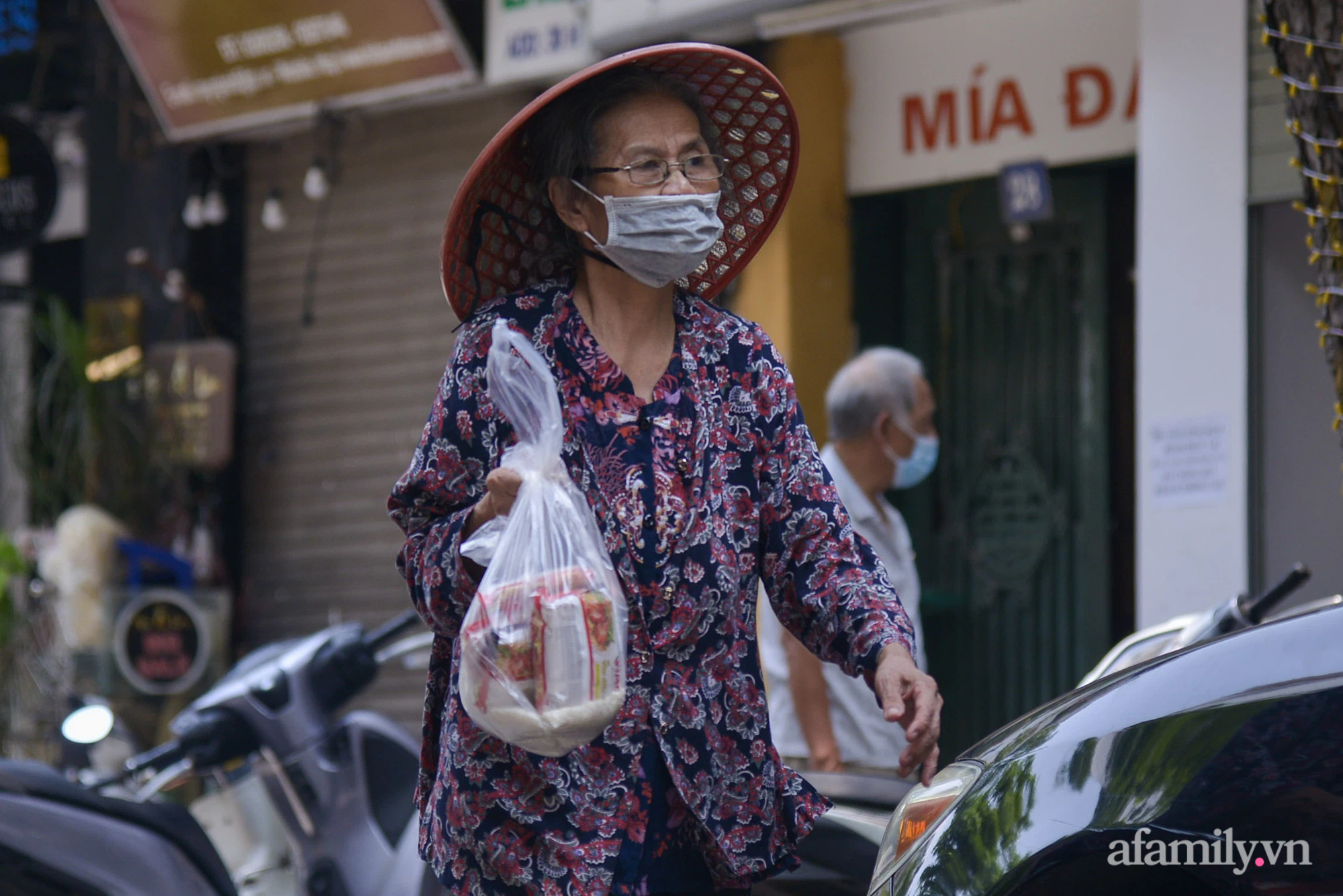 Hà Nội: Một gia đình ở phố cổ tự bỏ tiền túi mua hơn 10 tấn gạo phát miễn phí cho công nhân, lao động có hoàn cảnh khó khăn - Ảnh 15.