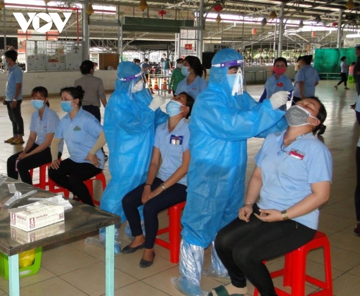  Tiền Giang đưa 80 ca dương tính tại khu công nghiệp đi điều trị cách ly khẩn cấp  - Ảnh 1.
