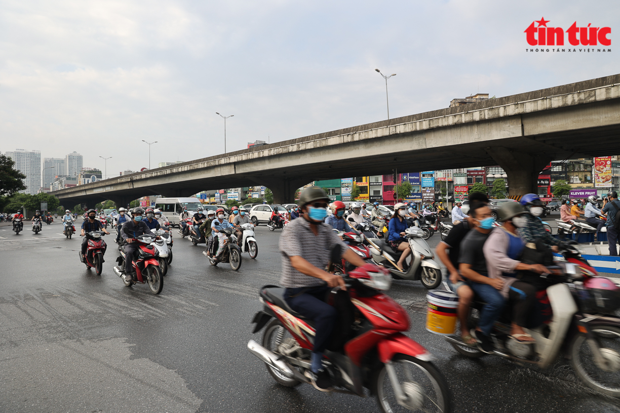 Chủ tịch UBND TP Hà Nội: Người dân vẫn ra đường khá đông so với kỳ vọng giãn cách xã hội - Ảnh 1.