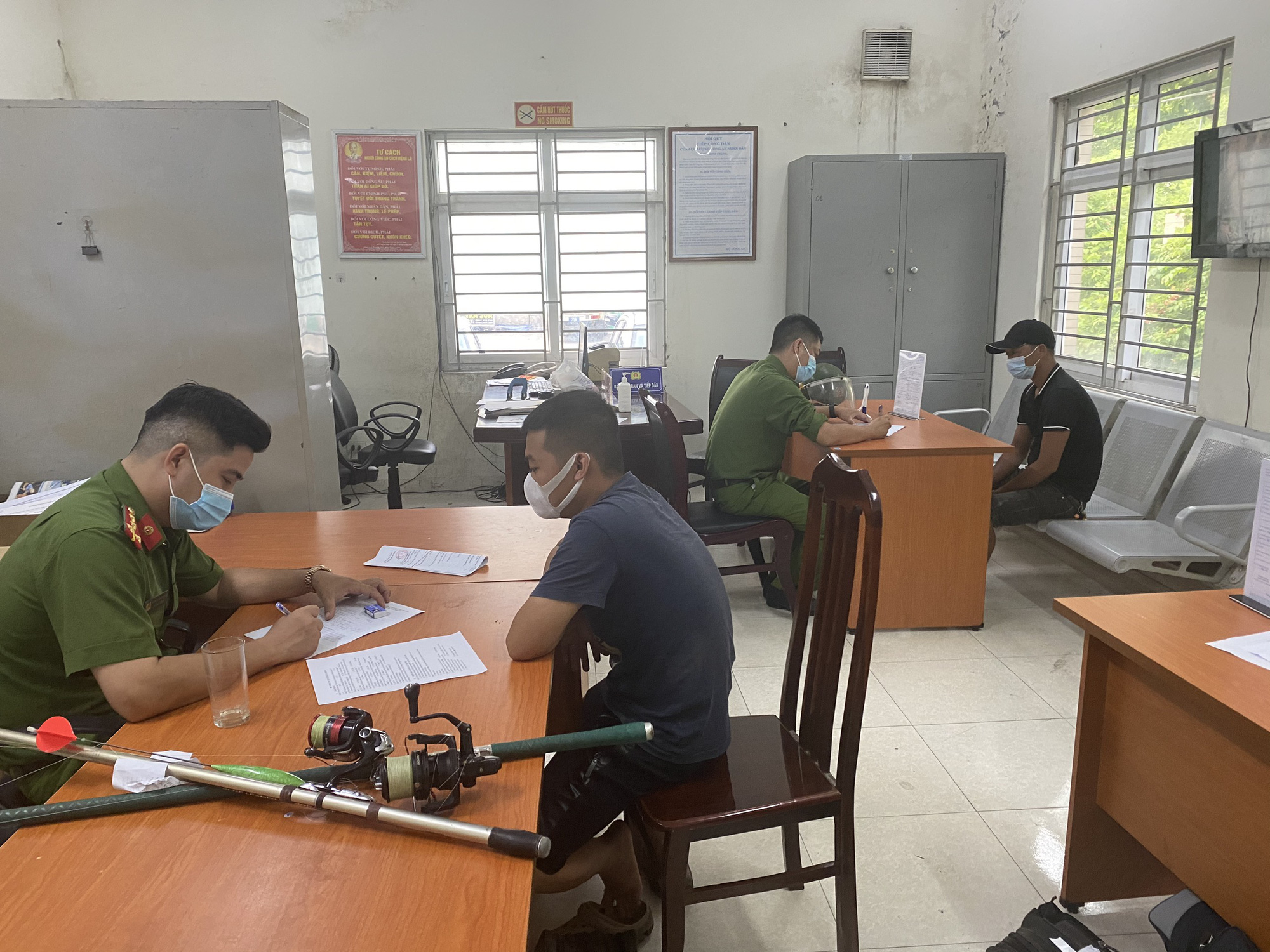 12 người tụ tập hầu đồng bị phạt 90 triệu đồng - Ảnh 1. 12 người tụ tập hầu đồng bị phạt 90 triệu đồng - Ảnh 1.