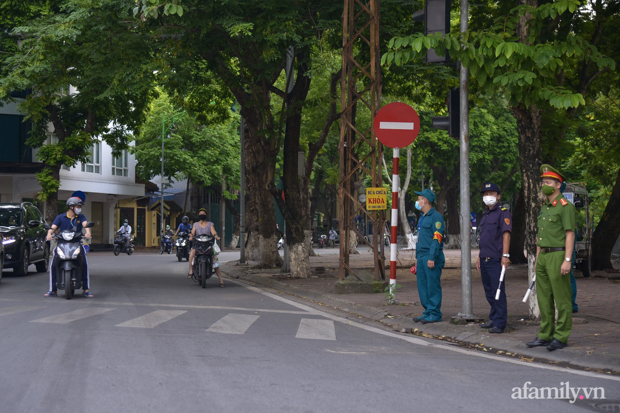 Hà Nội: Triển khai các chốt cơ động tuần tra, kiểm soát phòng chống dịch - Ảnh 10.