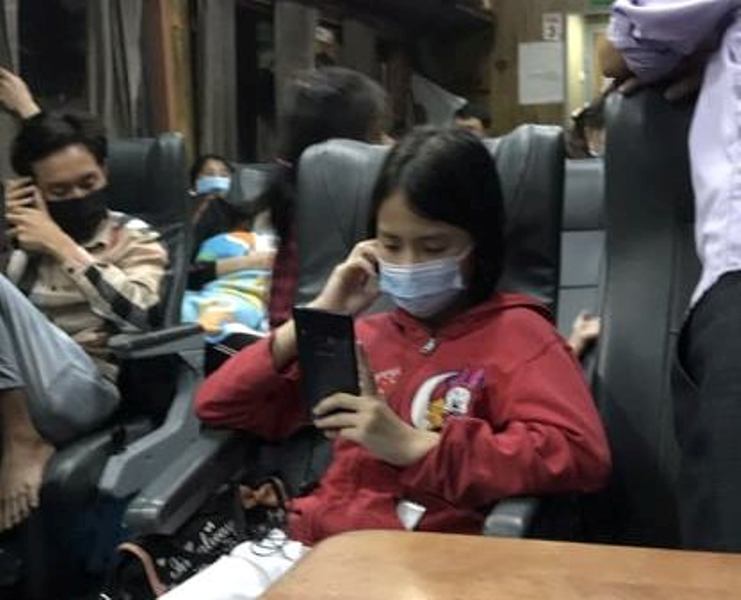Bé gái 11 tuổi ở nhà trọ 1 mình suốt 24 ngày do mẹ đi cách ly đã được lên tàu về quê Hà Tĩnh - Ảnh 3.