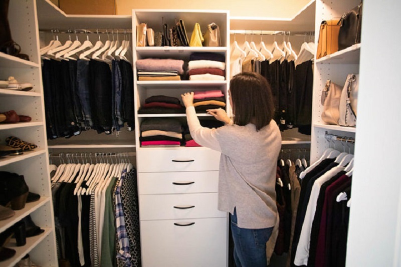 5 thứ bạn cần loại bỏ ngay ra khỏi tủ quần áo đừng tiếc nuối - Ảnh 1.