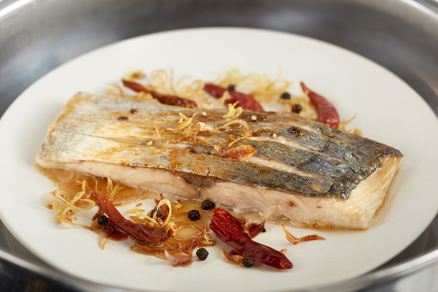 Chef Tuyết Phạm chỉ cách làm món cá chẽm sốt nước mắm hấp đưa cơm - Ảnh 5. Chef Tuyết Phạm chỉ cách làm món cá chẽm sốt nước mắm hấp đưa cơm - Ảnh 5.