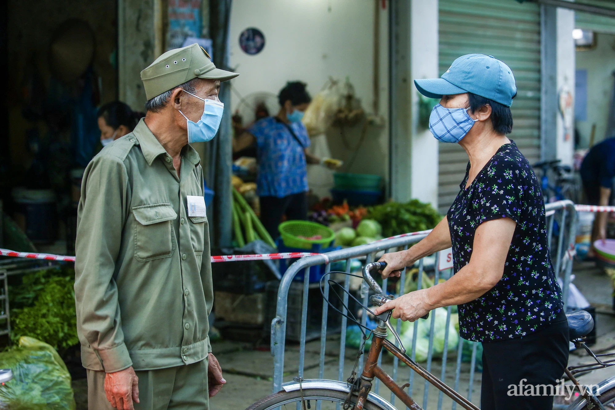 Ngày đầu tiên bắt đầu phát phiếu đi chợ, người Hà Nội đi theo ngày chẵn, ngày lẻ - Ảnh 8.