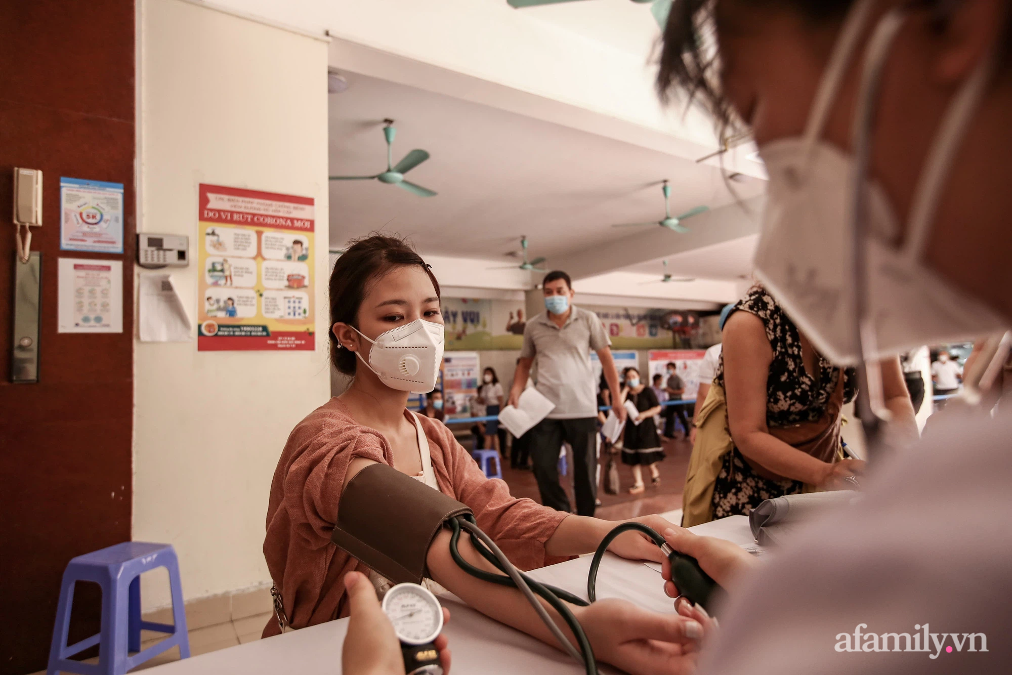 Ngày đầu tiên người dân Hà Nội bắt đầu được tiêm vaccine phòng dịch COVID-19 quy mô lớn nhất lịch sử - Ảnh 7.