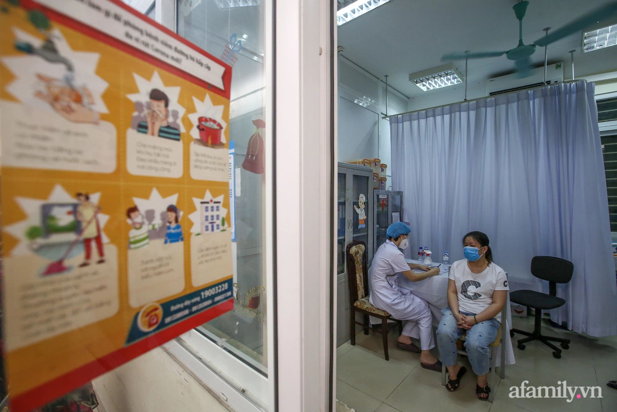 Ngày đầu tiên người dân Hà Nội bắt đầu được tiêm vaccine phòng dịch COVID-19 quy mô lớn nhất lịch sử - Ảnh 8.