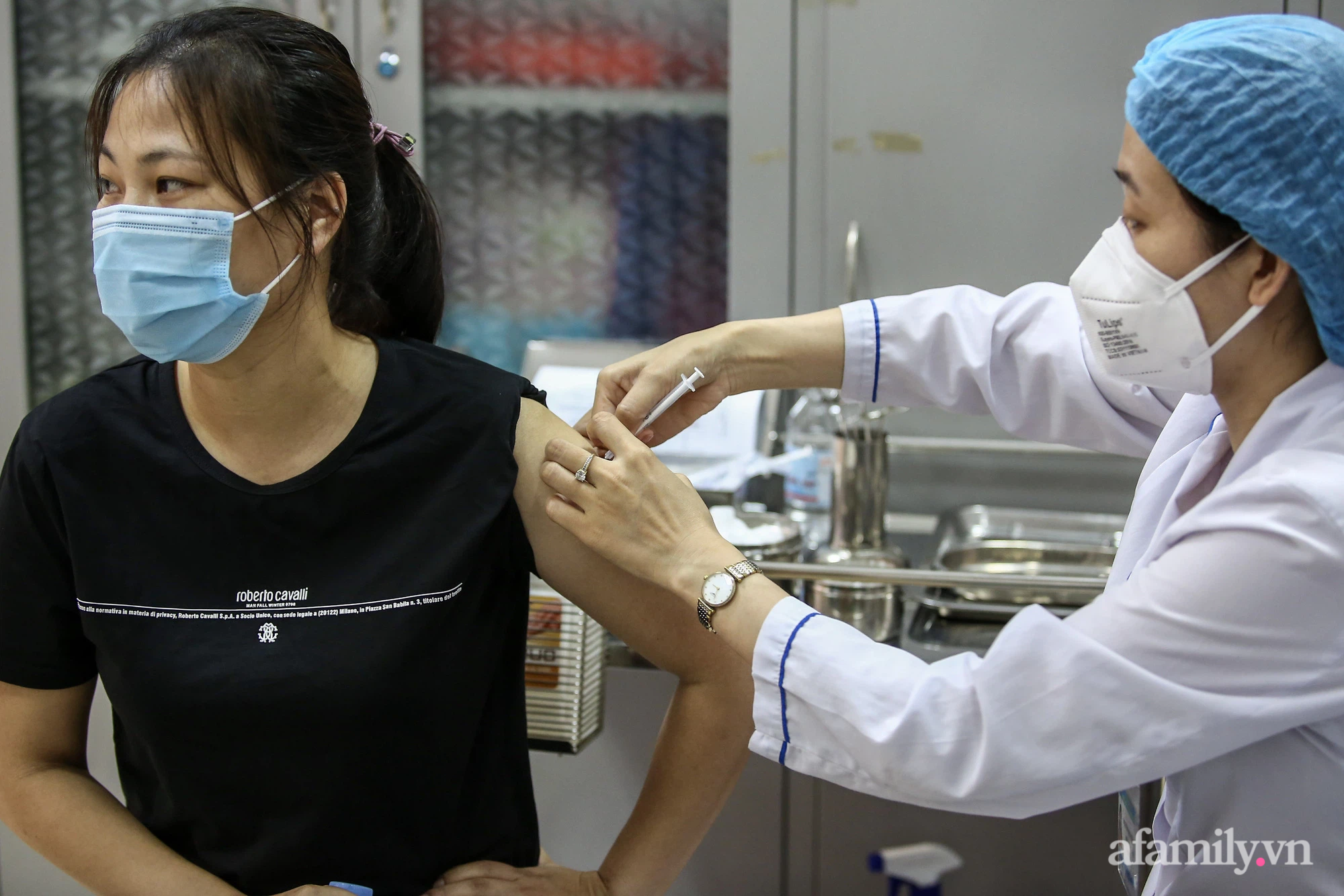 Ngày đầu tiên người dân Hà Nội bắt đầu được tiêm vaccine phòng dịch COVID-19 quy mô lớn nhất lịch sử - Ảnh 14.