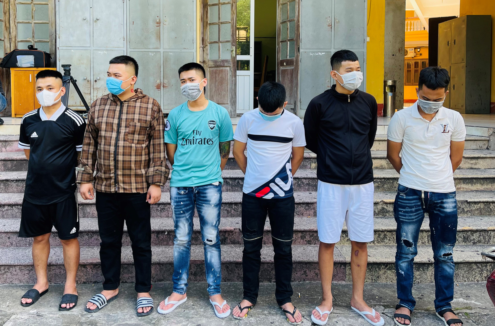Không đòi được nợ, mang vòng hoa tang tới nhà chị gái của con nợ để khủng bố - Ảnh 1. Không đòi được nợ, mang vòng hoa tang tới nhà chị gái của con nợ để khủng bố - Ảnh 1.