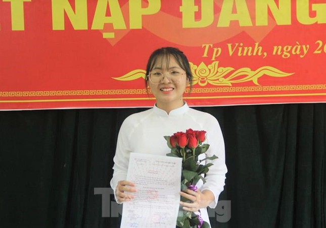 Nữ thủ khoa khối C toàn quốc là Đảng viên ở tuổi 18 - Ảnh 1. Nữ thủ khoa khối C toàn quốc là Đảng viên ở tuổi 18 - Ảnh 1.