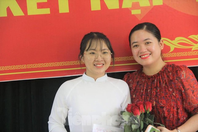 Nữ thủ khoa khối C toàn quốc là Đảng viên ở tuổi 18 - Ảnh 4. Nữ thủ khoa khối C toàn quốc là Đảng viên ở tuổi 18 - Ảnh 4.