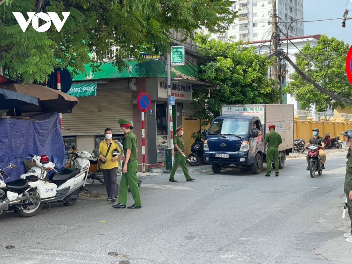 Công an Hà Nội thu phạt hơn 1,5 tỷ đồng vi phạm phòng chống dịch trong 1 ngày - Ảnh 1.