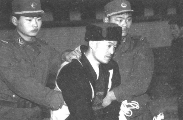 “Con quỷ điên loạn” - sát nhân bệnh hoạn nhất Trung Quốc: Bị cái nghèo vùi dập tài năng, nhân cách biến dạng từ sự căm phẫn đối với xã hội - Ảnh 1. “Con quỷ điên loạn” - sát nhân bệnh hoạn nhất Trung Quốc: Bị cái nghèo vùi dập tài năng, nhân cách biến dạng từ sự căm phẫn đối với xã hội - Ảnh 1.