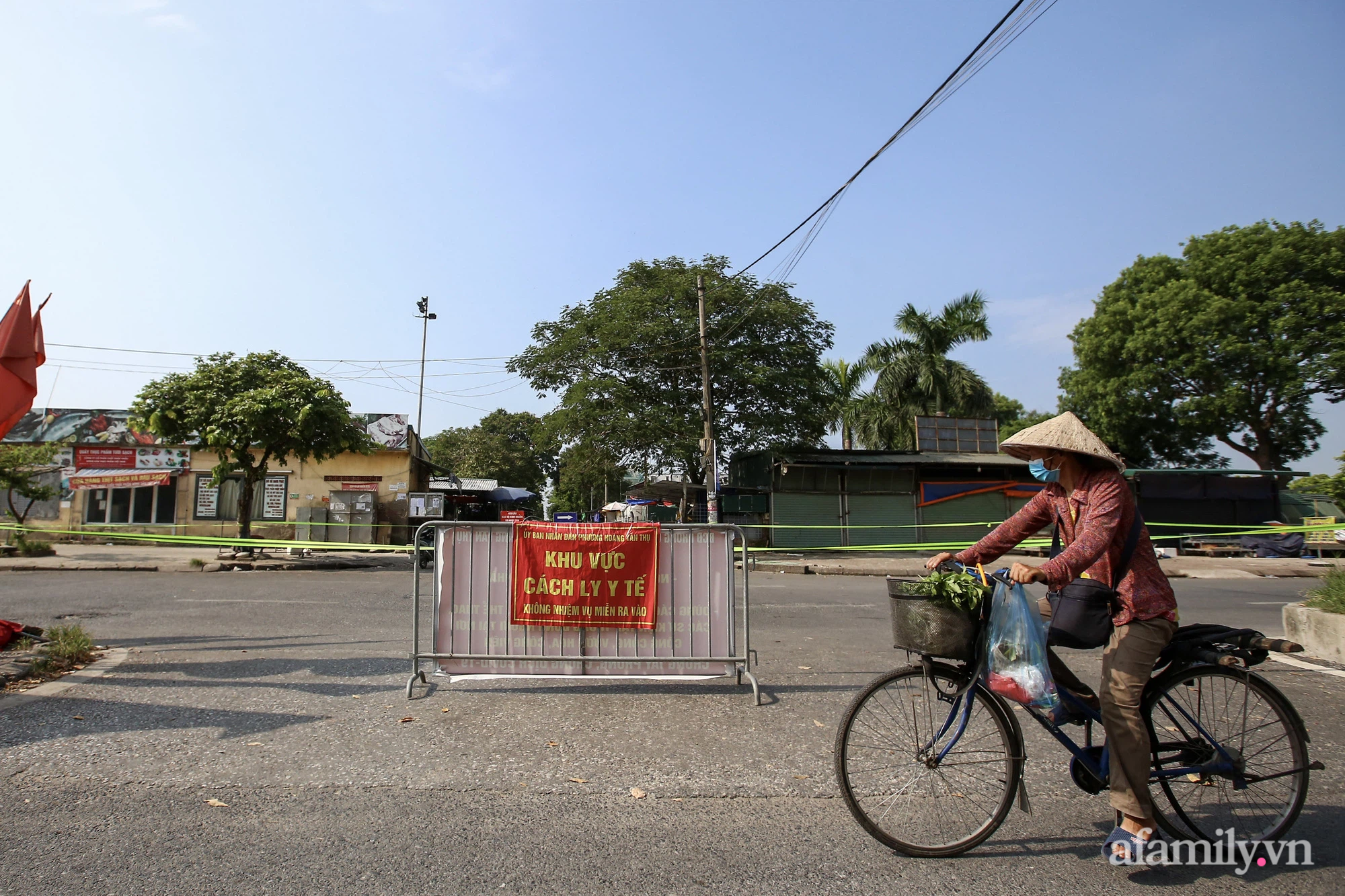 Hà Nội: Phong tỏa chợ đầu mối phía Nam, khẩn trương truy vết những trường hợp liên quan đến ca dương tính SARS-CoV-2 là người phụ nữ bán trứng ở chợ - Ảnh 1.