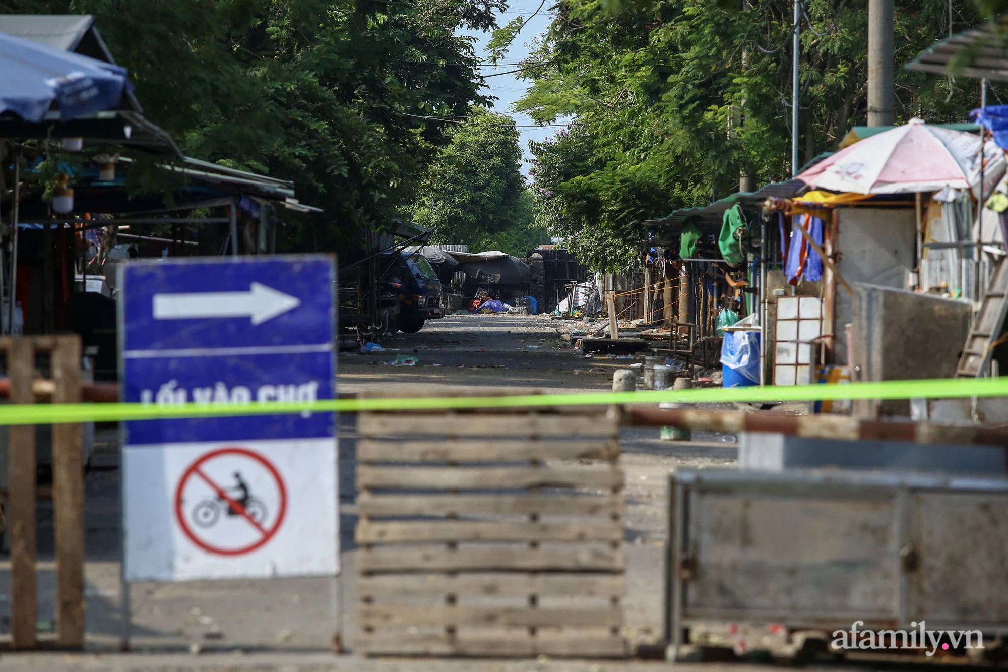 Hà Nội: Phong tỏa chợ đầu mối phía Nam, khẩn trương truy vết những trường hợp liên quan đến ca dương tính SARS-CoV-2 là người phụ nữ bán trứng ở chợ - Ảnh 3.