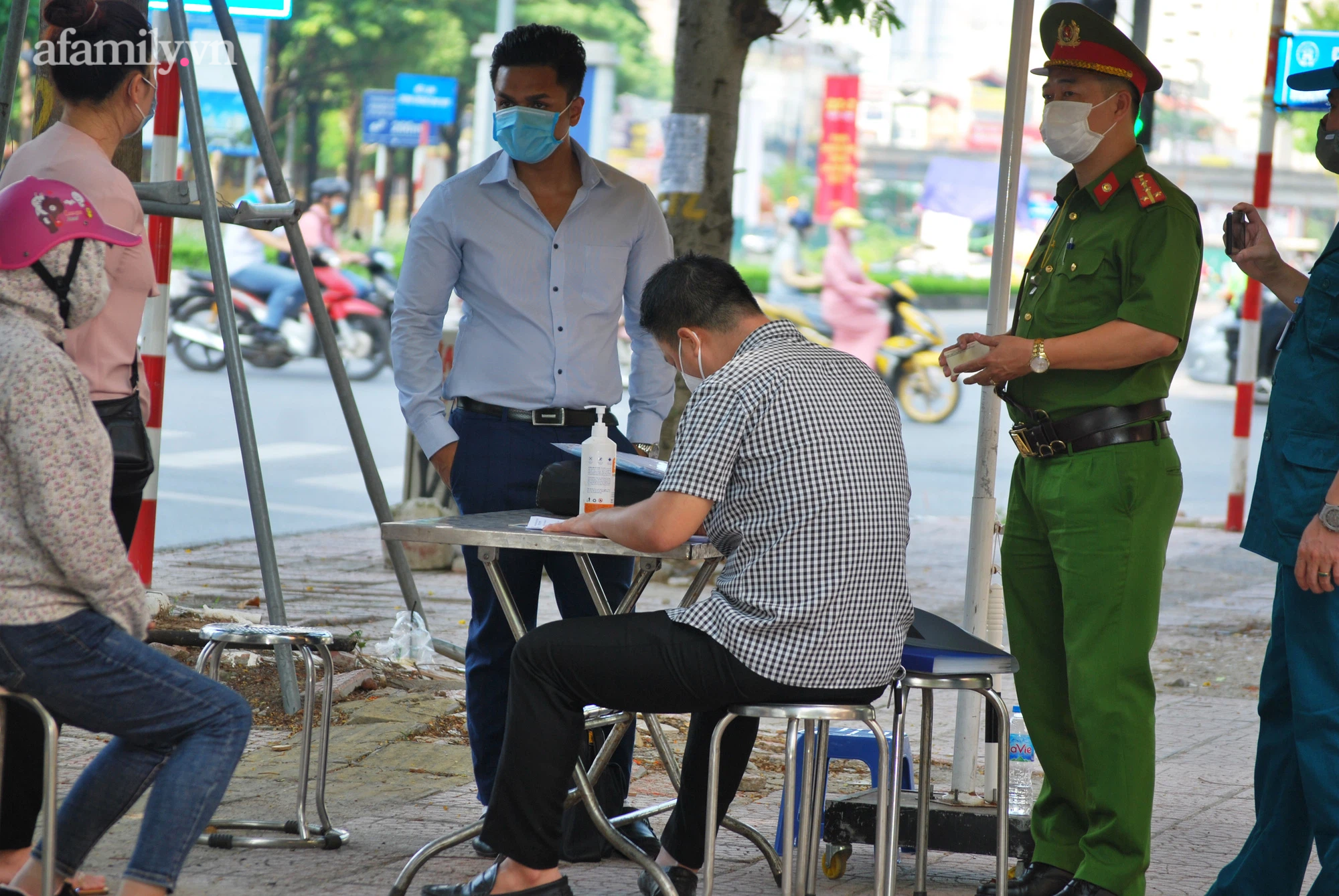 Một số công dân đi chợ hoặc buôn bán nhưng không có xác nhận nên phải nộp phạt theo quy định