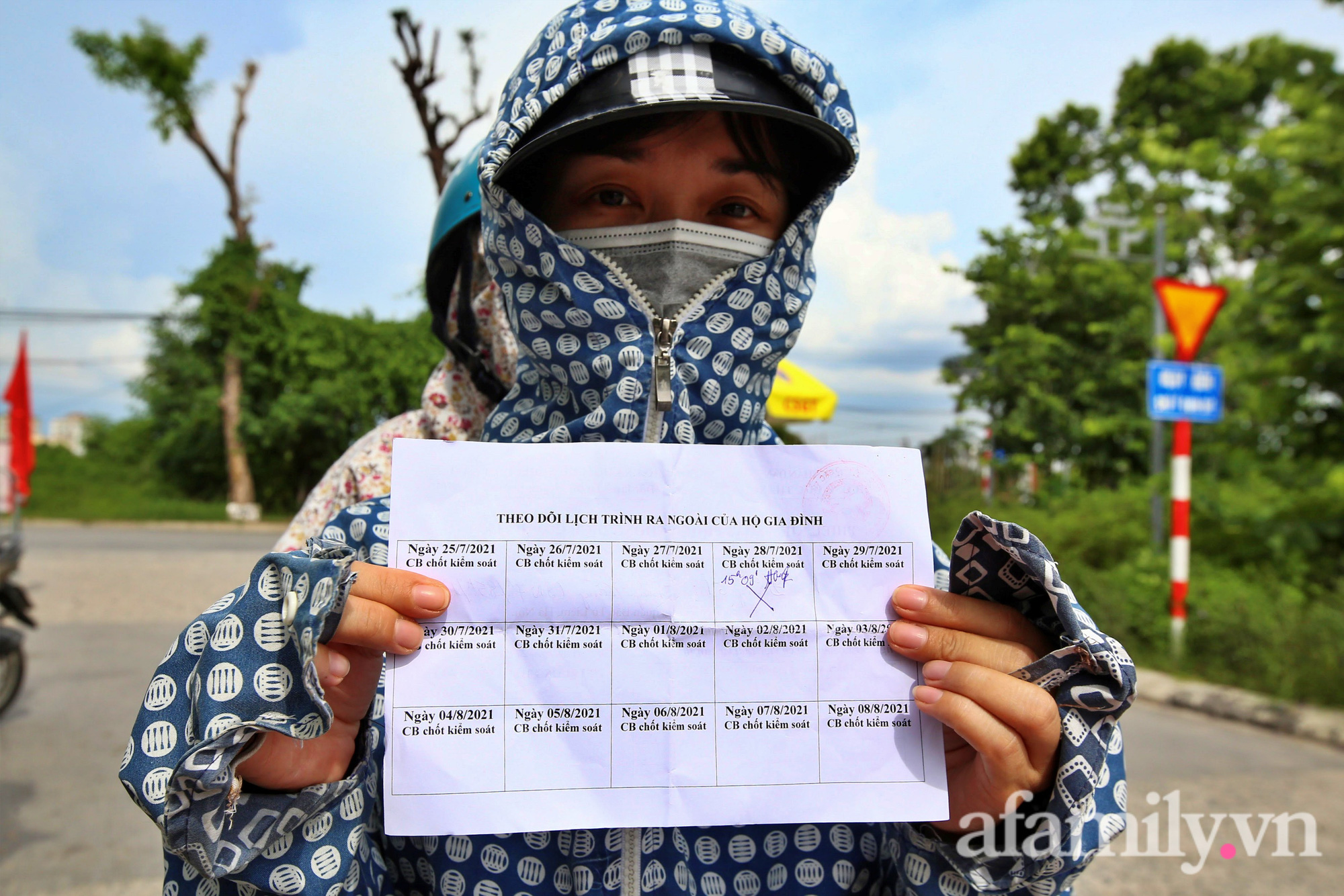 Phường đầu tiên tại Hà Nội áp dụng &quot;phiếu ra đường&quot;, người dân tuân thủ chấp hành  - Ảnh 4.