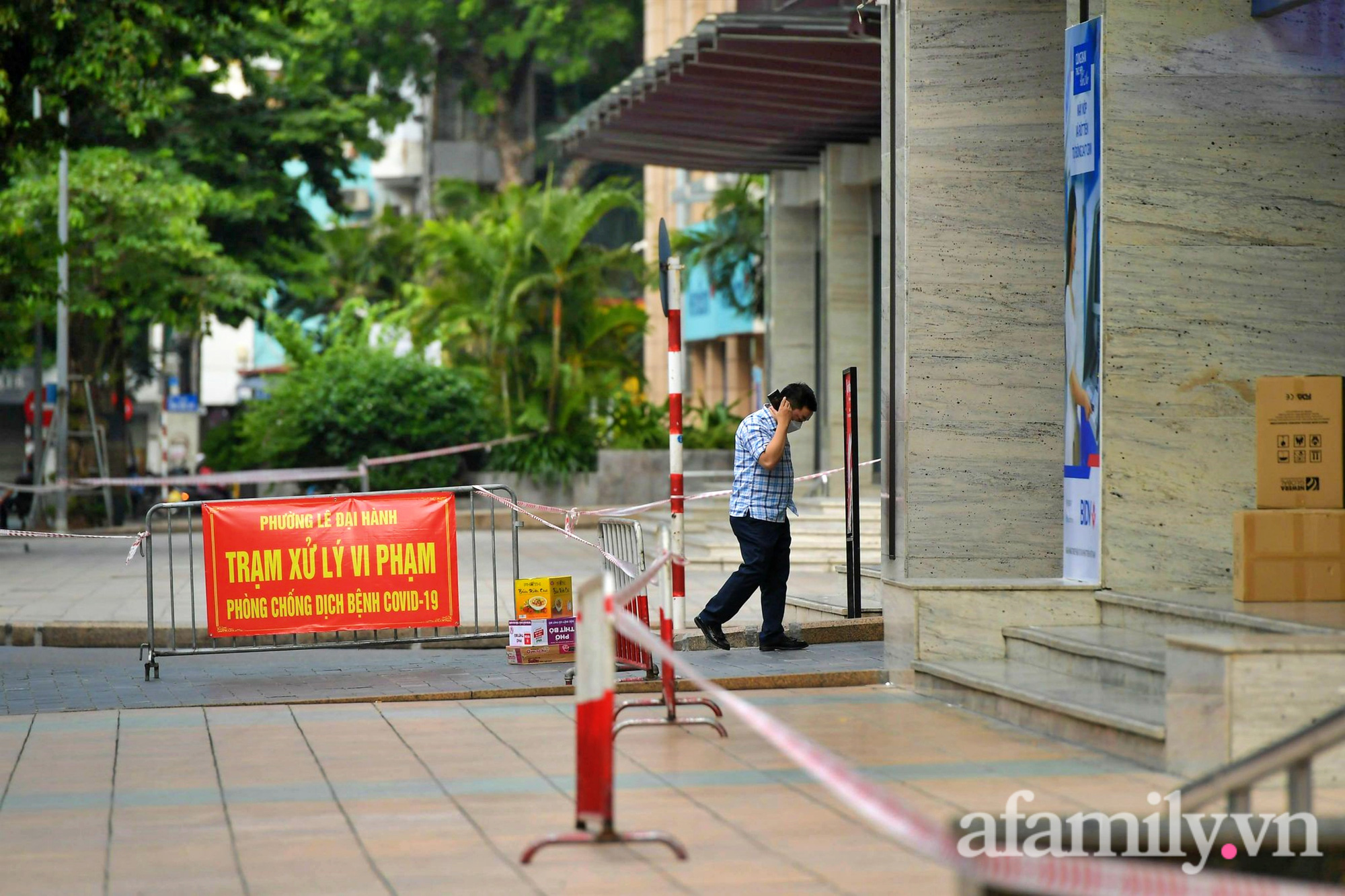 Hà Nội phong tỏa tạm thời Vincom Bà Triệu, khẩn trương truy vết trường hợp liên quan ca nghi mắc COVID-19 - Ảnh 4.