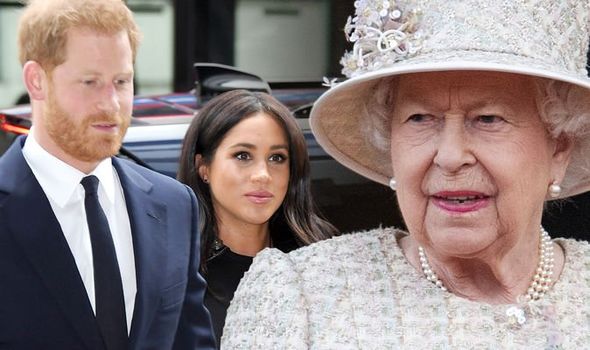 Nhà Meghan bị dân Mỹ chỉ trích, đòi tước bỏ danh hiệu và cách xử lý cao tay của Nữ hoàng - Ảnh 2. Nhà Meghan bị dân Mỹ chỉ trích, đòi tước bỏ danh hiệu và cách xử lý cao tay của Nữ hoàng - Ảnh 2.